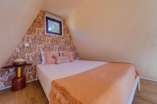 una camera da letto con un letto e una finestra di Cabana Oliveira a Castelo de Paiva