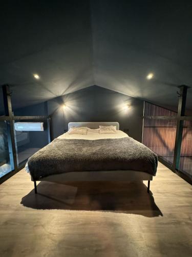1 dormitorio con 1 cama grande en una habitación en Luxury Loft, en Velddriel