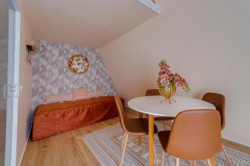 a small room with a table and a bed at Cabana Oliveira in Castelo de Paiva