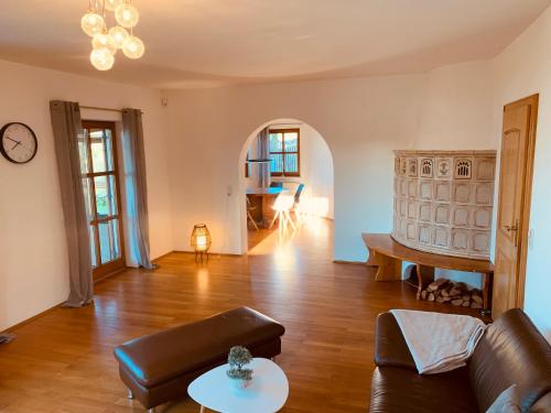 a living room with a couch and a table at Adlerhorst, 4 Schlafzimmer, Blick in die Alpen, Parkplatz in Thyrnau