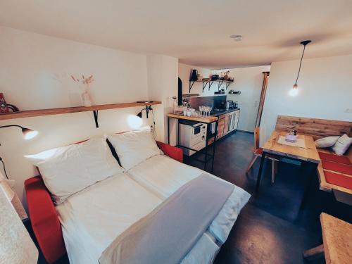 um quarto com uma cama grande e uma cozinha em Kellerstöckl am Berg em Eisenberg an der Pinka