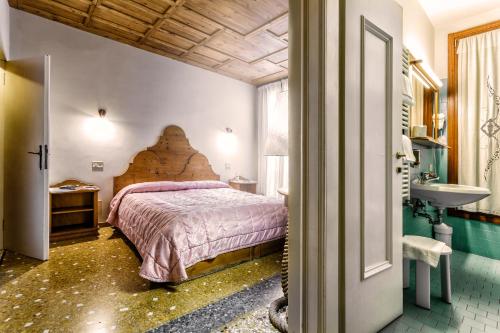 una camera con un grande letto e un lavandino di B&b Allegri a Venezia