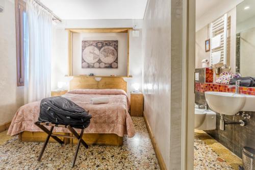 ヴェネツィアにあるB&b Allegriのベッドルーム1室(ベッド1台、シンク付)、バスルーム1室が備わります。