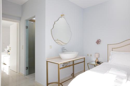 Postel nebo postele na pokoji v ubytování Cristal Villa Marathi