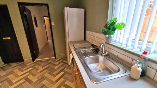 Køkken eller tekøkken på Jasper's by Spires a cosy comfortable 4 bedroom house close to Trentham Gardens