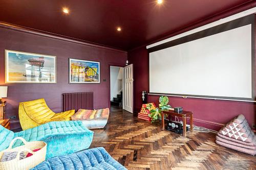 A seating area at Stunning 5 Bed House in Willesden Green!