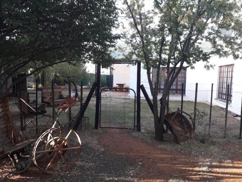 uma bicicleta velha estacionada ao lado de uma cerca em Springfontein Guesthouse em Springfontein