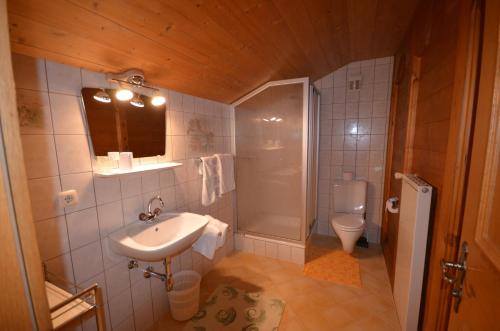 A bathroom at Gästehaus Friedl