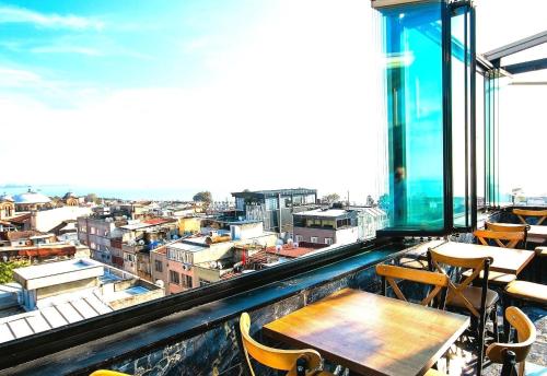 uma varanda com mesas e cadeiras e vista para a cidade em Kaya Ryl Hotel Old City Grand Bazaar Istanbul em Istambul