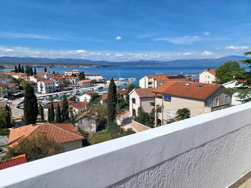 een balkon met uitzicht op de stad bij Guesthouse Cecilia in Malinska