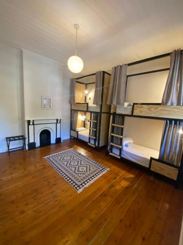 um quarto com 2 beliches e uma lareira em Villa Viva Cape Town na Cidade do Cabo