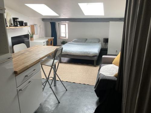 une chambre avec une cuisine et une chambre avec un lit dans l'établissement Yescale - Le petit Nicolas, à La Rochelle