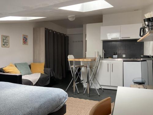 Cette chambre comprend une cuisine et une table. dans l'établissement Yescale - Le petit Nicolas, à La Rochelle
