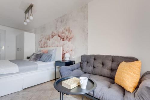 - un salon avec un canapé et un lit dans l'établissement Cozy & Quiet Center Attic with Castle view - vtuB, à Prague