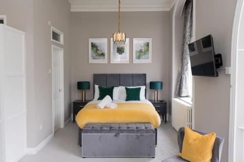 מיטה או מיטות בחדר ב-Fabulous Garden Room, en-suite with parking