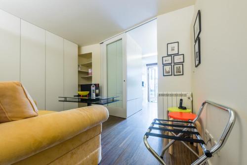 sala de estar con sofá amarillo y espejo en GuestReady - Flat59 Terrace, en Oporto