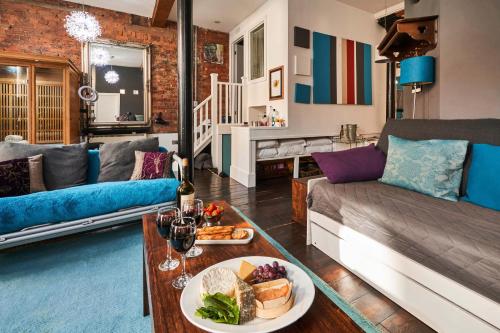 uma sala de estar com um sofá e uma mesa com comida em Lushpads em Manchester