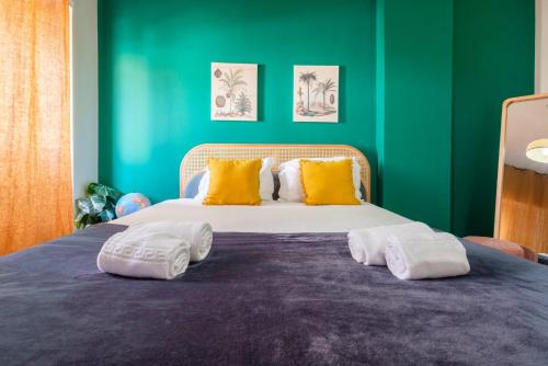 ポルトにあるGuestReady - Back to Little Worldの緑のベッドルーム(ベッド1台、タオル2枚付)