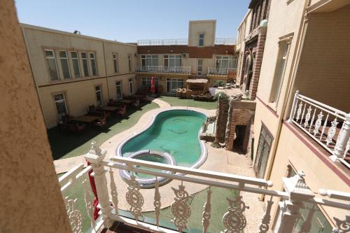 uma vista para uma piscina a partir de uma varanda em Hotel Khiva Palace em Khiva