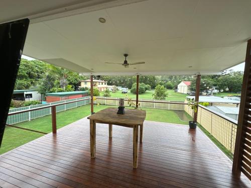 una terrazza in legno con un tavolo sopra di Venables a Rockhampton