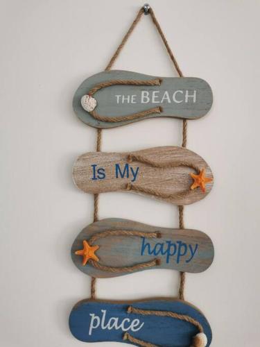 Un groupe de panneaux qui disent que la plage est mon bonheur dans l'établissement ! NEW ! Maison neuve classée 3* Saint palais, à Saint-Palais-sur-Mer