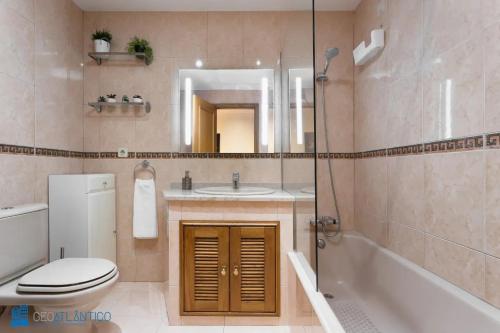 y baño con aseo, lavabo y bañera. en Gaia Beach & Pool Residence - Porto South Seashore, en Vila Nova de Gaia