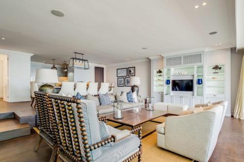 Caliche في كيب تاون: غرفة معيشة بأثاث أبيض وتلفزيون