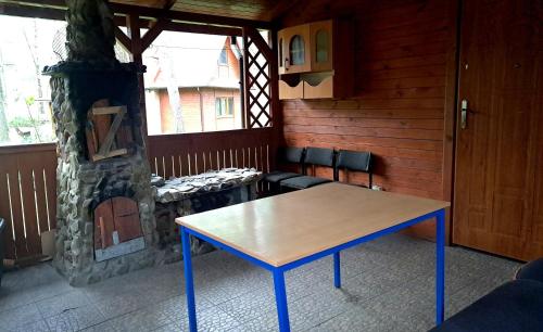 una mesa en la esquina de una habitación con ventana en Domek letniskowy w Kamionce en Kamionka