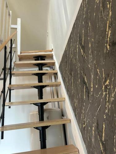 un escalier menant à un bâtiment dans l'établissement Duplex Huper, à Amiens