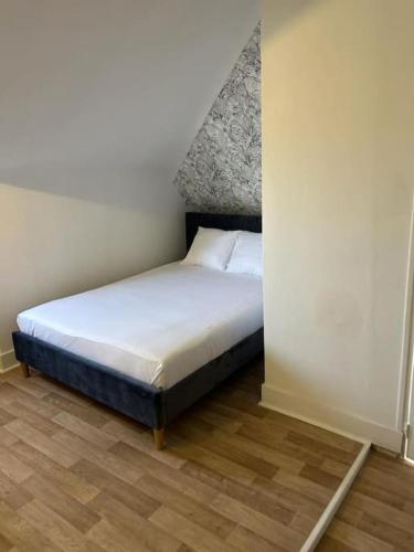 une chambre avec un lit dans une pièce dans l'établissement Duplex Huper, à Amiens