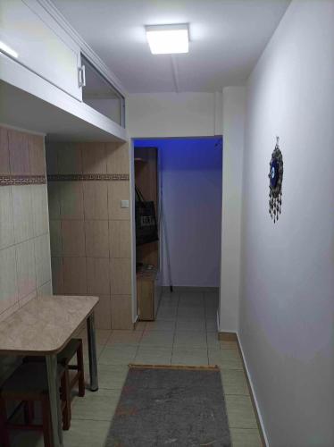 Zimmer mit einem Flur mit einem Tisch und einer Wand in der Unterkunft Apartament amy in Mangalia