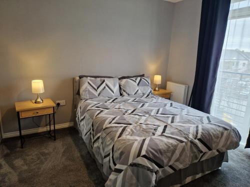 Stunning 2-Bed Apartment in Coventry tesisinde bir odada yatak veya yataklar