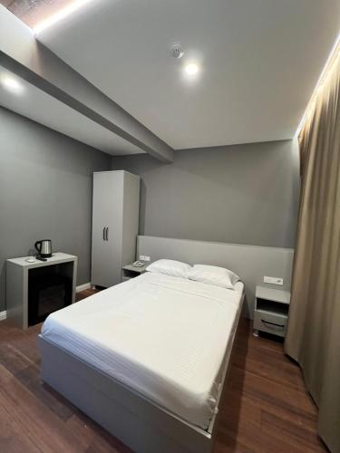 - une chambre avec un grand lit blanc dans l'établissement GÖKOTTA HOTEL, à Istanbul