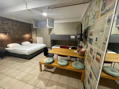 een kamer met een slaapkamer met een bed en een tafel bij KobyApartment Souterrain in Herford