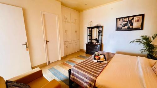 Ένα ή περισσότερα κρεβάτια σε δωμάτιο στο The Sunshine Room, Deluxe room in The Umri Lansdowne