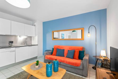 un salon avec un canapé et une table dans l'établissement Terraces of Bonlieu - cozy apartment, à Annecy