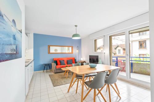 une cuisine et une salle à manger avec une table et des chaises dans l'établissement Terraces of Bonlieu - cozy apartment, à Annecy