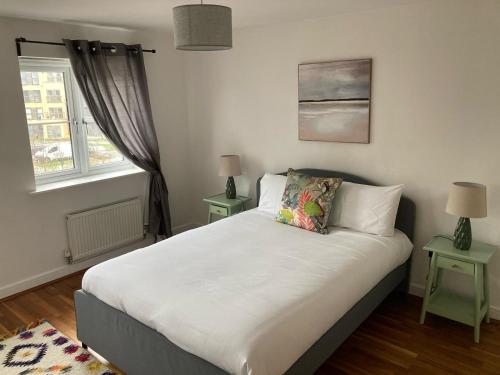 - une chambre avec un lit, 2 tables et 2 lampes dans l'établissement Taplow Stunning Four Bedroom Townhouse, à Taplow