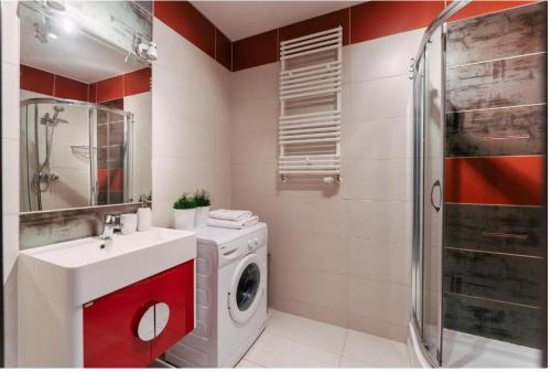 a bathroom with a washing machine and a shower at JUNGLE in Kołobrzeg