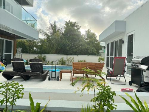 Swimmingpoolen hos eller tæt på Ocean Pearl - A brand new one bedroom with pool, walkable distance to sunset beach