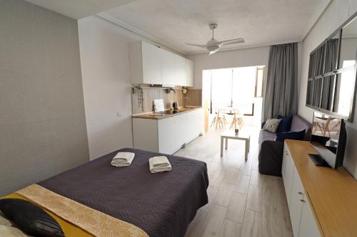 1 dormitorio con 1 cama, cocina y sala de estar en Apartment Blanco - Vina Mar III, en La Mata
