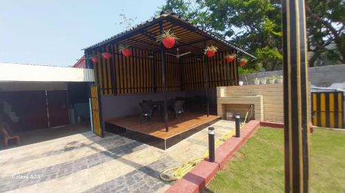 un pabellón con una mesa y sillas en un patio en Galaxy Inn, en Khurda