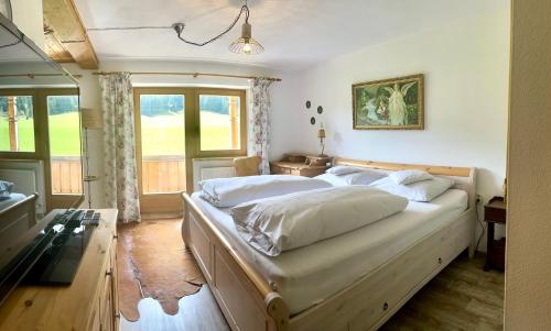 エルマウにあるVilla Edyta Ellmauの白いシーツが敷かれた大きなベッドのある寝室