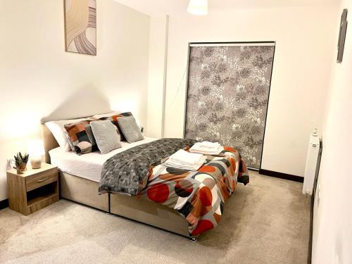 een slaapkamer met een bed en een raam bij Captivating 2-Bed Apartment in Maidstone in Maidstone