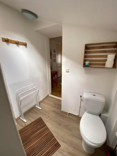 une salle de bain avec des toilettes blanches dans une chambre dans l'établissement LA PERLE MARINE :Boulogne sur mer, à Boulogne-sur-Mer