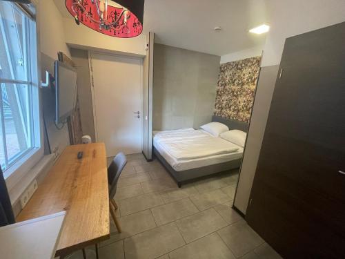 a small room with a bed and a table at KobyApartment TinyHaus in Herford