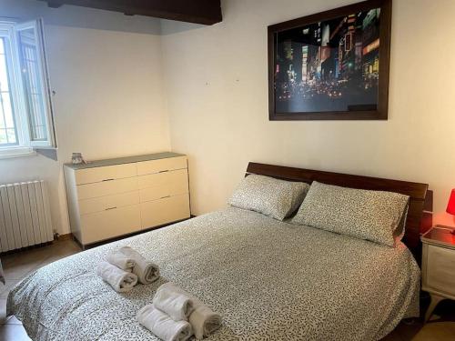 ein Schlafzimmer mit einem Bett mit Handtüchern darauf in der Unterkunft Appartamento - casolare Bologna in Bologna