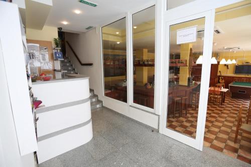 un restaurante con puertas de cristal y un comedor en Royal Inn Aparthotel, en Lloret de Mar