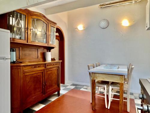 een keuken met een tafel en een koelkast bij La Terrazza di Shelley Panoramic Flat in Lerici