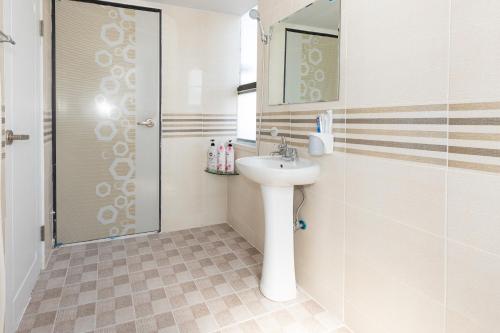 Un baño de Dashim Guest House